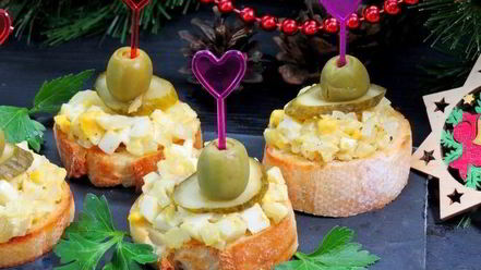 Рецепт закусочных бутербродов с луком и яйцами