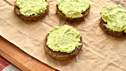 Рецепт закусочных бутербродов с муссом из авокадо