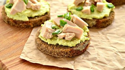Рецепт закусочных бутербродов с муссом из авокадо