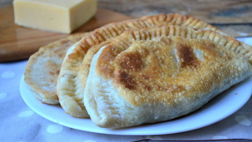 Рецепт чебуреков с грибами и сыром