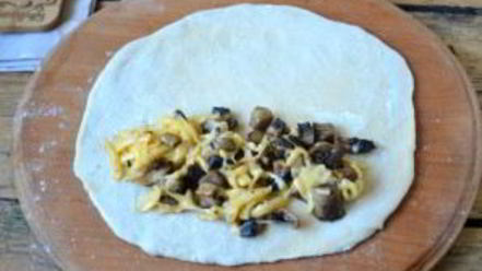 Рецепт чебуреков с грибами и сыром