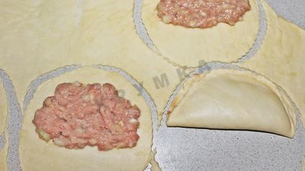 Рецепт крымских чебуреков из слоеного теста