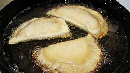 Рецепт крымских чебуреков из слоеного теста