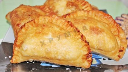 Рецепт крымских чебуреков из слоеного теста