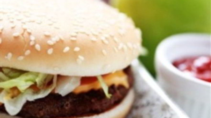 Рецепт чизбургера домашнего со свининой, авокадо и кинзой