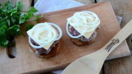 Рецепт чизбургера с гренками и яйцом