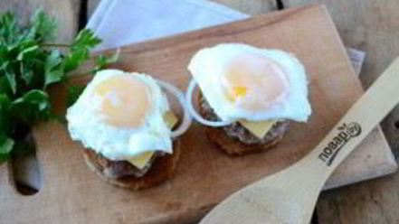 Рецепт чизбургера с гренками и яйцом