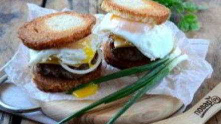 Рецепт чизбургера с гренками и яйцом