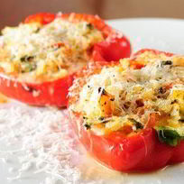 Фаршированные пастой и сыром красные перцы