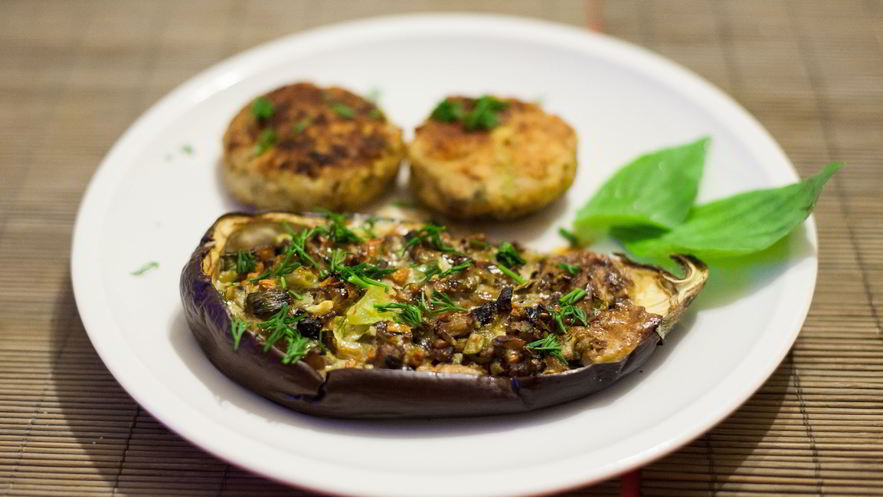 Рецепт фаршированных баклажанов с запеченным яйцом