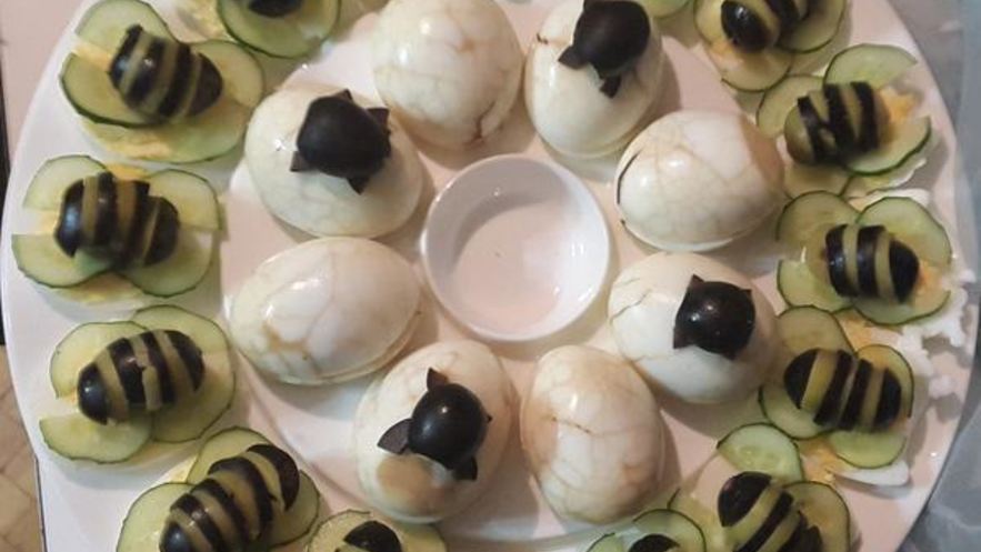 Рецепт фаршированных яиц пчелки