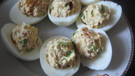 Рецепт фаршированных яиц с беконом