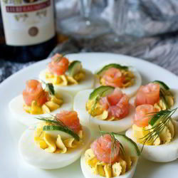 Рецепт Фаршированных яиц с лососем и огурцом