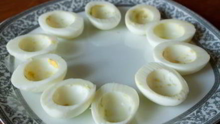 Рецепт фаршированных яиц с лососем и огурцом