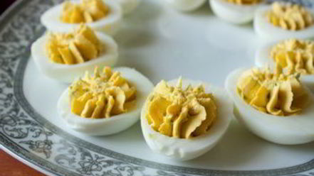 Рецепт фаршированных яиц с лососем и огурцом