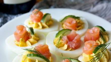 Рецепт фаршированных яиц с лососем и огурцом