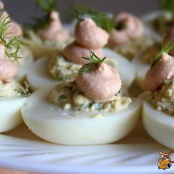 Рецепт Фаршированных яиц с мягким творогом и лососевой пастой