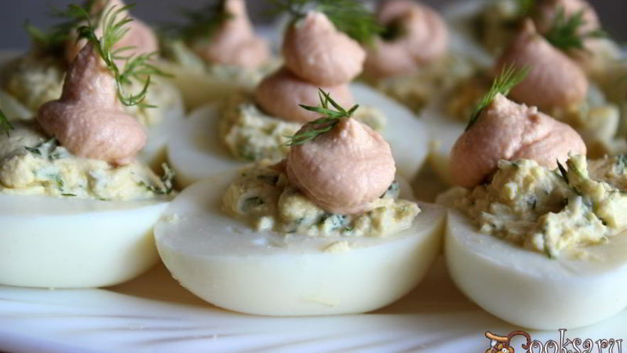 Рецепт фаршированных яиц с мягким творогом и лососевой пастой