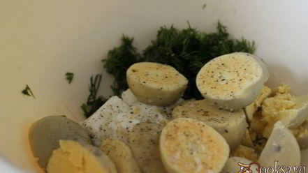 Рецепт фаршированных яиц с мягким творогом и лососевой пастой