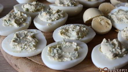 Рецепт фаршированных яиц с мягким творогом и лососевой пастой