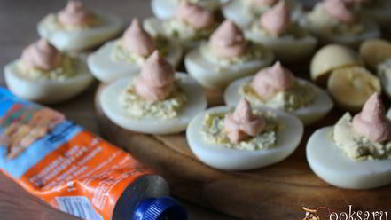 Рецепт фаршированных яиц с мягким творогом и лососевой пастой