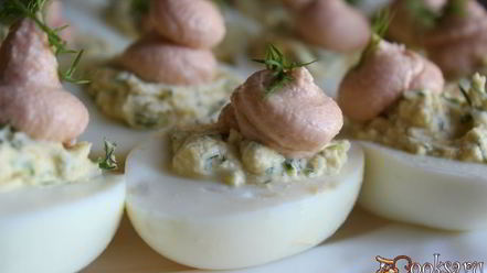 Рецепт фаршированных яиц с мягким творогом и лососевой пастой