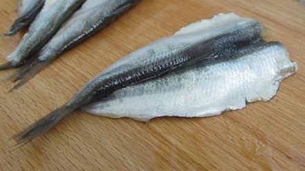 Рецепт фаршированных яиц с рулетиками из малосольной кильки