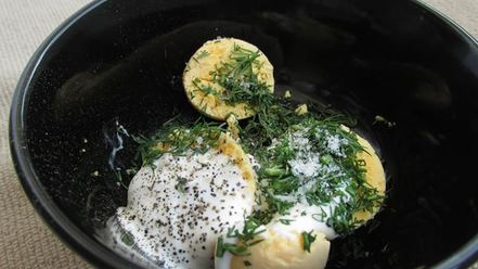 Рецепт фаршированных яиц с рулетиками из малосольной кильки