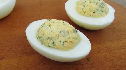 Рецепт фаршированных яиц с рулетиками из малосольной кильки