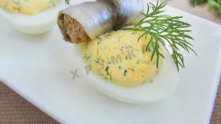 Рецепт фаршированных яиц с рулетиками из малосольной кильки