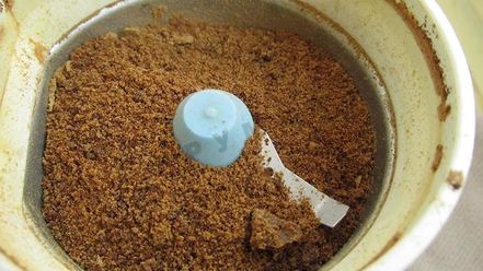 Рецепт фаршированных яиц с рулетиками из малосольной кильки