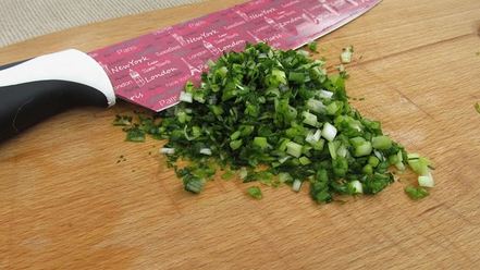 Рецепт фаршированных яиц с рулетиками из малосольной кильки