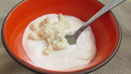 Рецепт фаршированных яиц с рулетиками из малосольной кильки