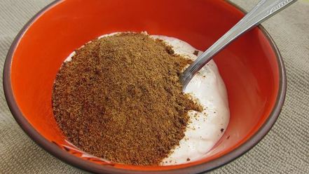 Рецепт фаршированных яиц с рулетиками из малосольной кильки