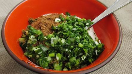 Рецепт фаршированных яиц с рулетиками из малосольной кильки