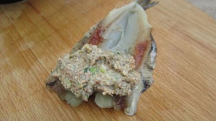 Рецепт фаршированных яиц с рулетиками из малосольной кильки