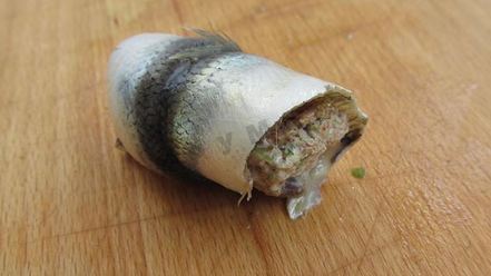 Рецепт фаршированных яиц с рулетиками из малосольной кильки