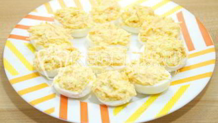 Рецепт фаршированных яиц с сыром