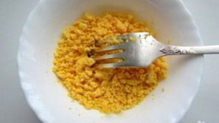 Рецепт фаршированных яиц со шпротами и красной икрой