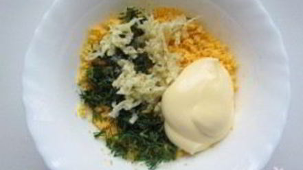 Рецепт фаршированных яиц со шпротами и красной икрой