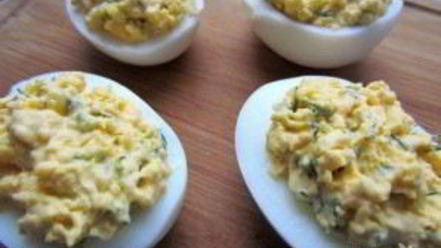 Рецепт фаршированных яиц со шпротами и красной икрой