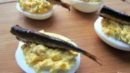 Рецепт фаршированных яиц со шпротами и красной икрой