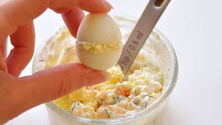 Рецепт перепелиных яиц, фаршированных слабосоленой семгой