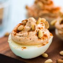 Яйца, фаршированные хумусом