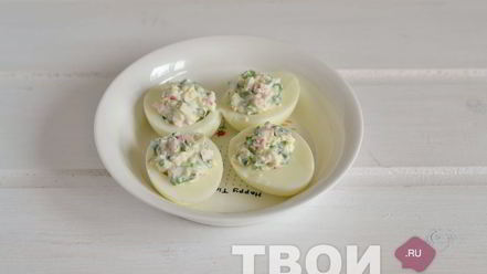 Рецепт яиц, фаршированных крабовым салатом