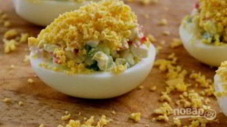 Рецепт яиц, фаршированных крабовыми палочками и огурцом