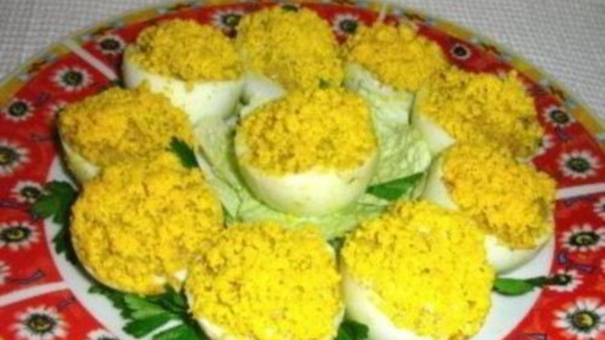 Рецепт яиц фаршированных паштетом со сметаной и орехами