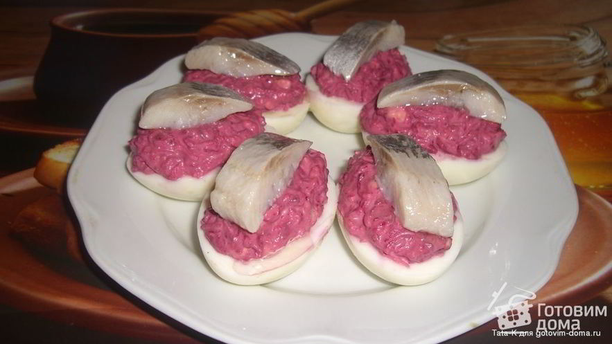 Рецепт яиц, фаршированных сельдью и свеклой