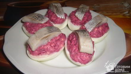 Рецепт яиц, фаршированных сельдью и свеклой
