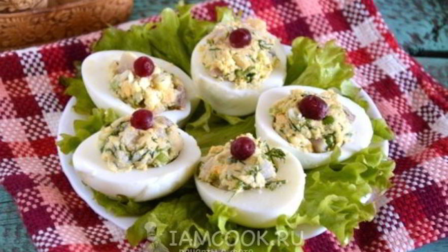 Рецепт яиц, фаршированных сельдью с горчичной заправкой